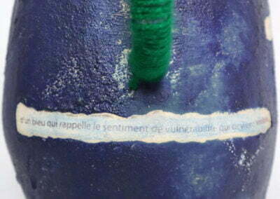 Une vase bleue avec un manche vert / Œuvre de l'artiste Daria Elas